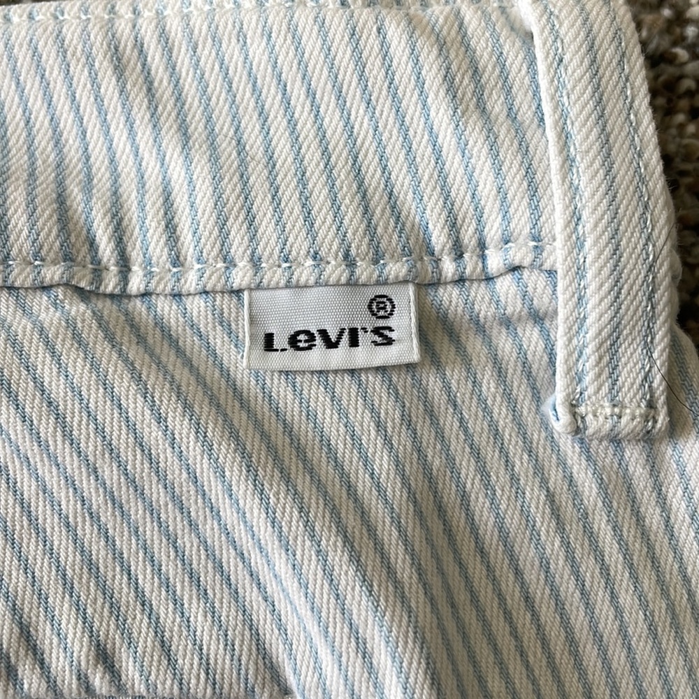 Levi’s shorts - Picture 3 of 4